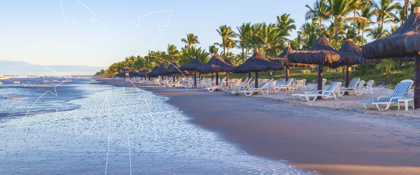 Praia paradisíaca com coqueiros, espreguiçadeiras e quiosques de palha à beira-mar em cenário tropical